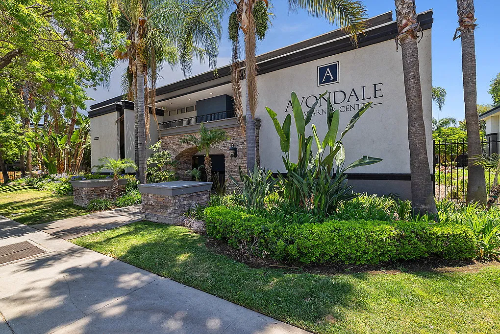 Avondale at Warner Center — Photo 4