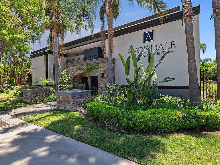 Avondale at Warner Center — Photo 7