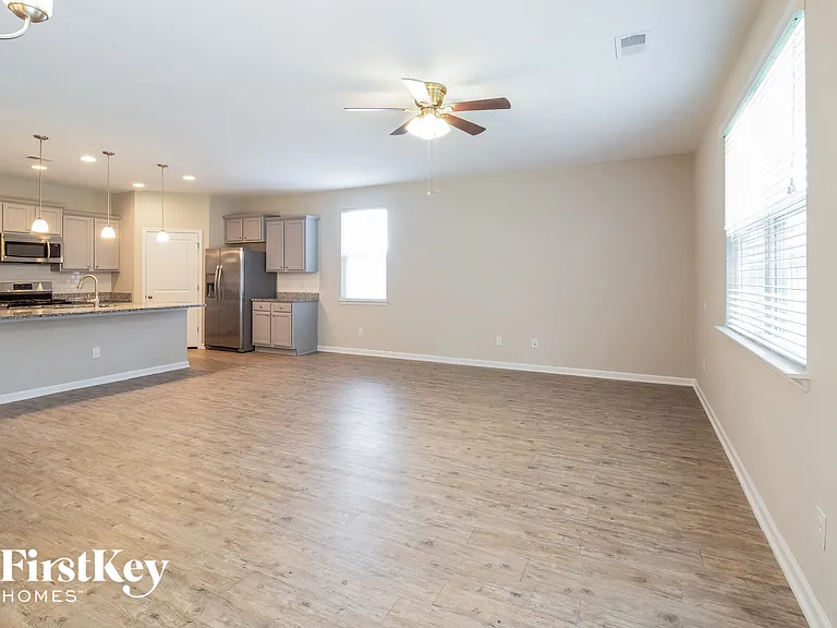 510 Wayton Cir — Photo 3