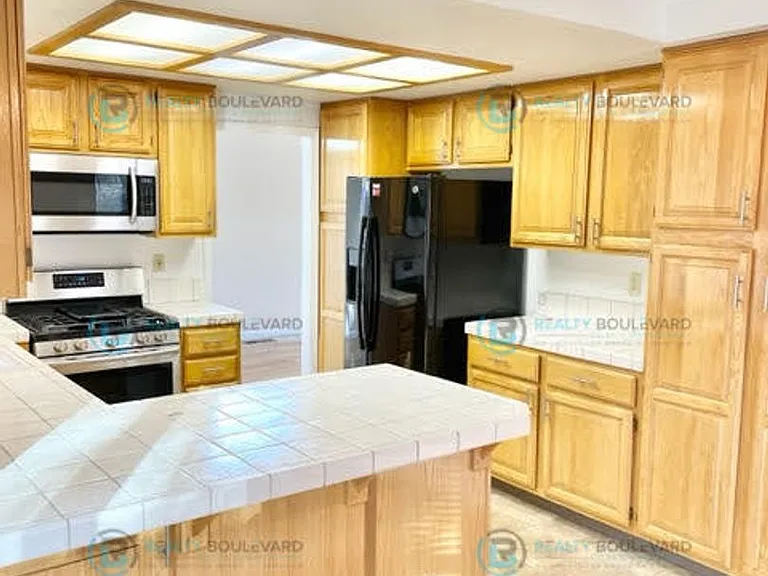 6073 Torrington Dr — Photo 7