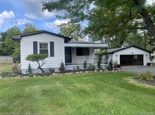 2761 Gorlad St, Lake Orion, MI 48360