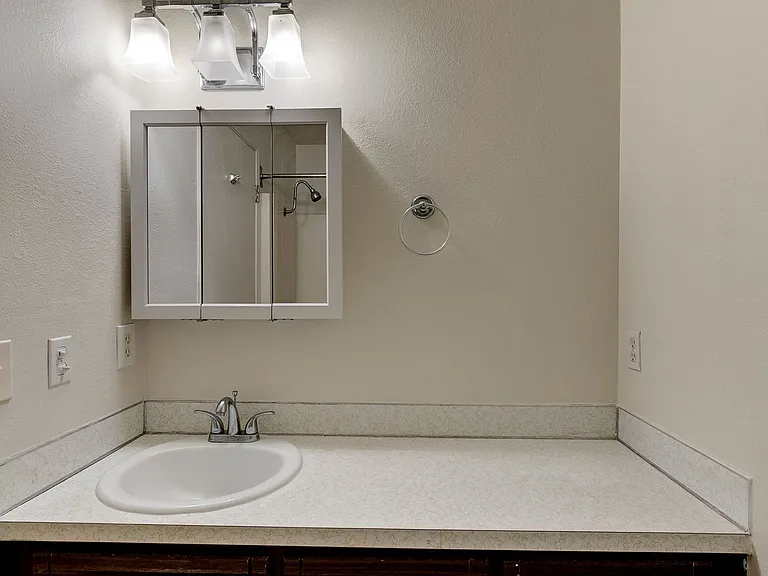 M0646-Prairie Village - 304 N. Main St — Photo 9