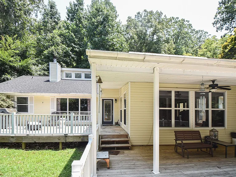 555 Shady Acres Dr — Photo 4