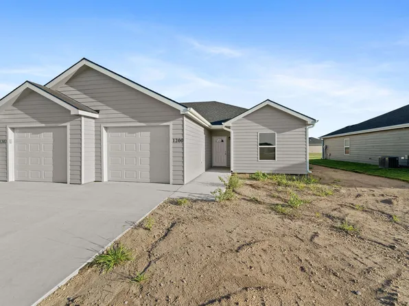 1200 Harbor Dr, Salina, KS 67401