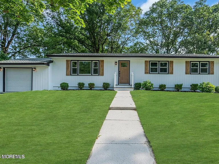223 Essex Dr — Photo 1