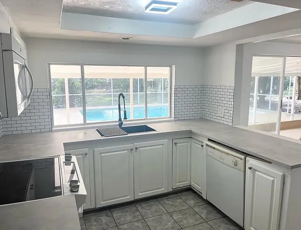 4 bed, 1988 sqft, $2,595 — Photo 2