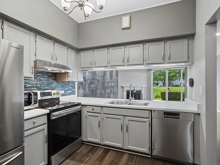1264 Cranbrook Dr — Photo 5
