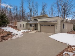 16718 Acorn Rdg, Beulah, MI 49617