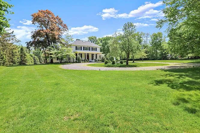 345 Governors Ln — Photo 2