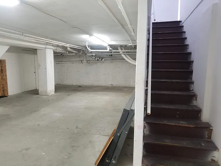 107 W 8th St #107 — Photo 9