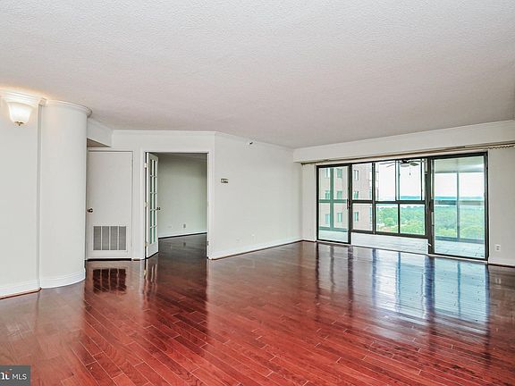 2nd image of 1600 N Oak St APT 919