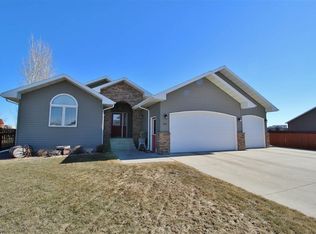 1917 24th St SW, Minot, ND 58701