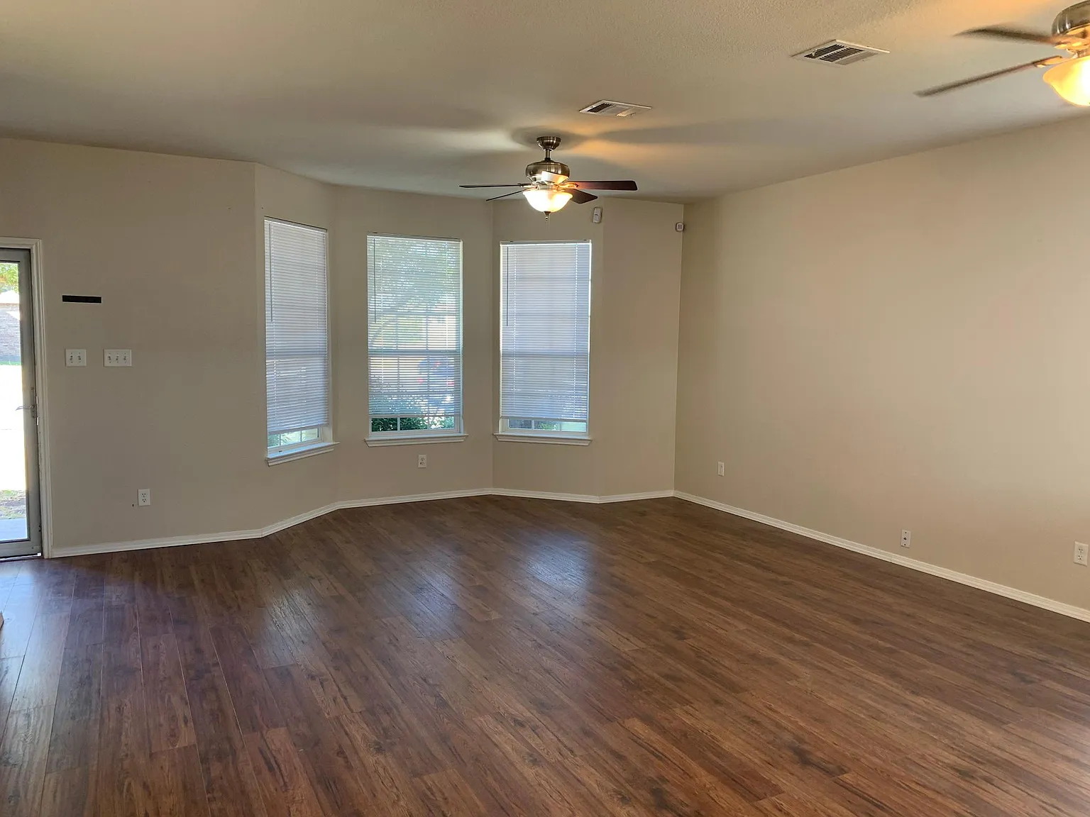 4 bed, 2.5 bath, 2622 sqft, $1,950 — Photo 4