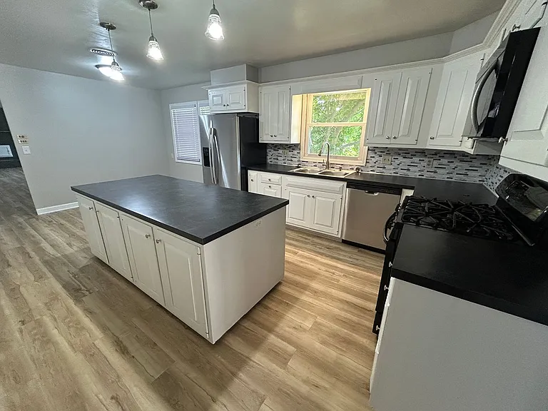 1824 E Kanesville Blvd — Photo 5