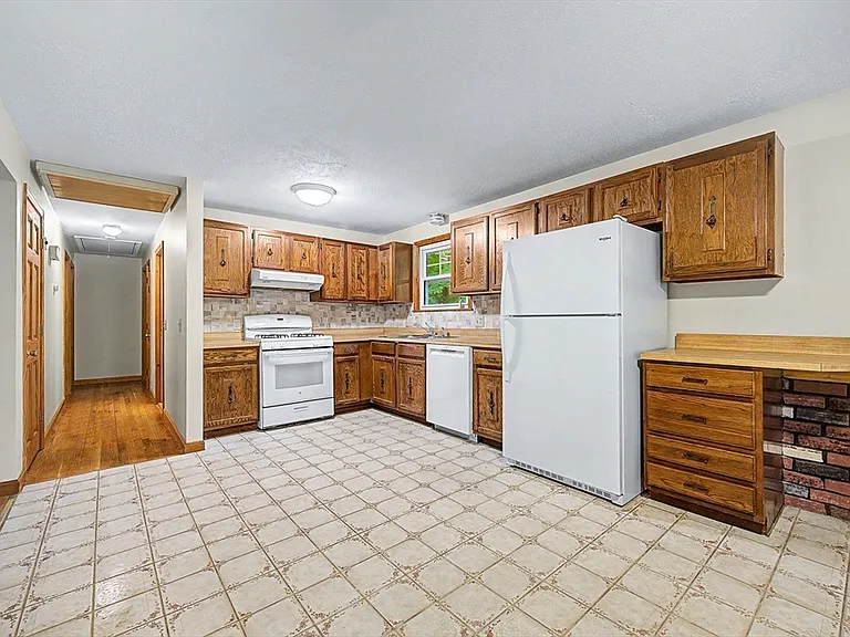 270 Wood St — Photo 4