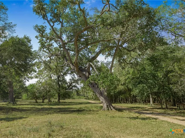 1733 County Road 284, Edna, TX 77957