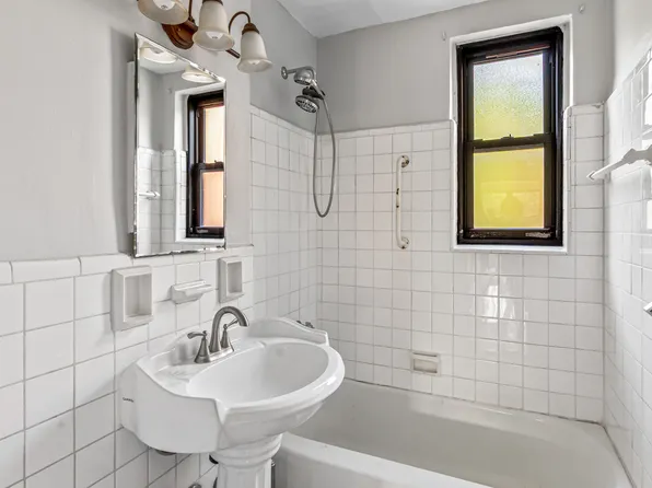 140-15 Holly Avenue image 9 of 14