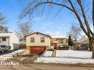 553 N Midlothian Rd, Mundelein, IL 60060