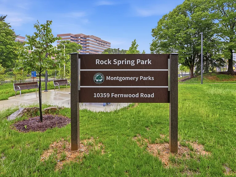 Rock Spring Park is close by.
