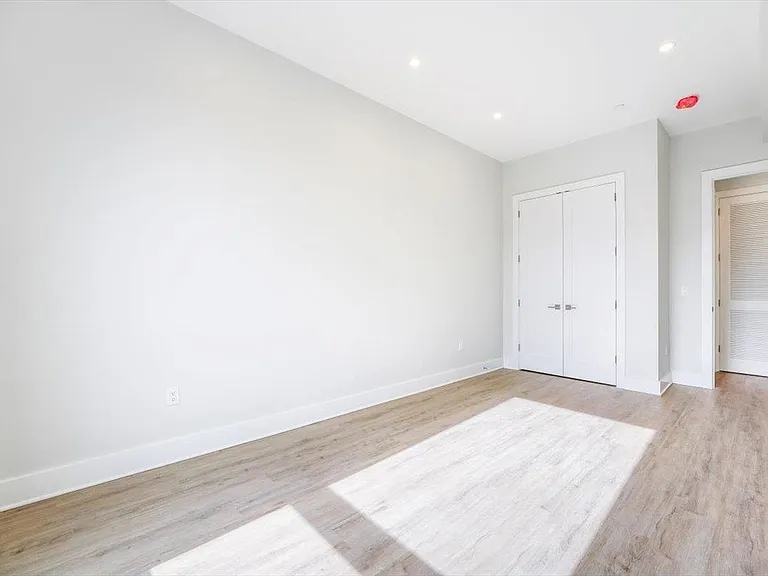 667-665 Grand St #305 — Photo 10