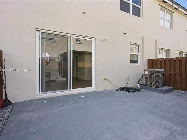 976 NE 42nd Ave #0 — Photo 32