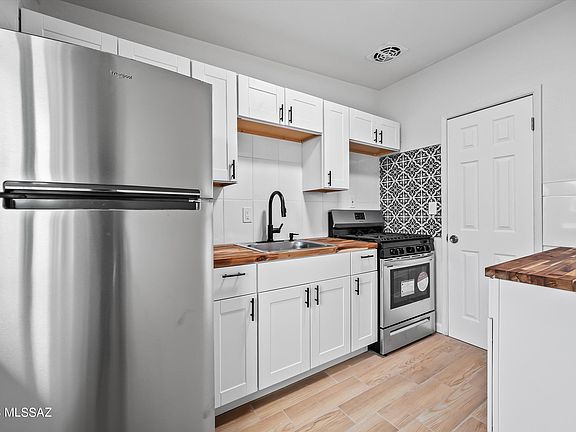 3rd image of 2242 N Catalina Ave