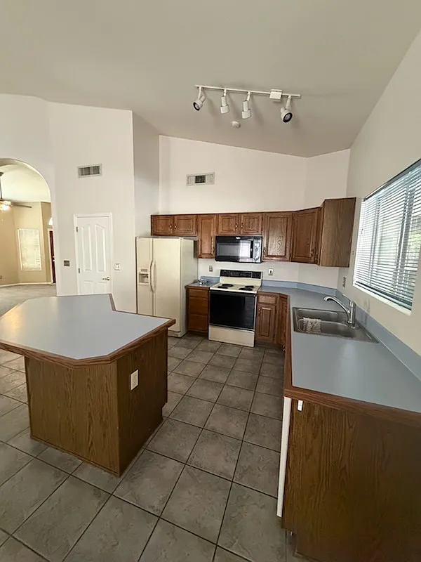 4 bed, 2311 sqft, $2,595 — Photo 3