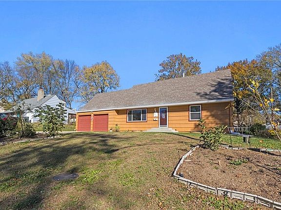 3rd image of 13613 Applewood Dr
