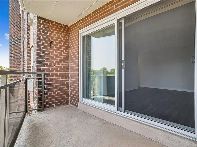 640 Guelph Line — Photo 16