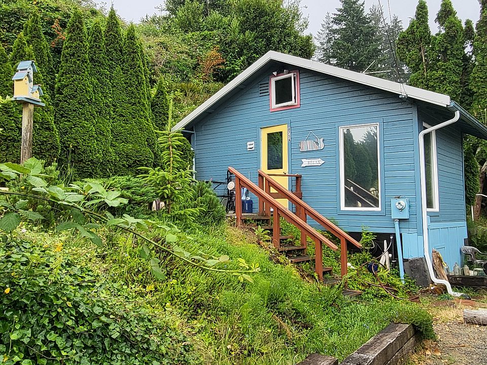 Tiny house (studio) with 1 open parking space off street