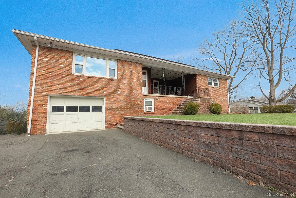 Building Photo - 2 Gillis Ave #1
