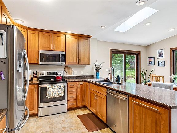 4th image of 522 Charles Ln