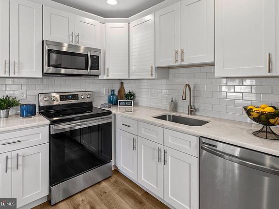 4th image of 814 Elmhurst Ave