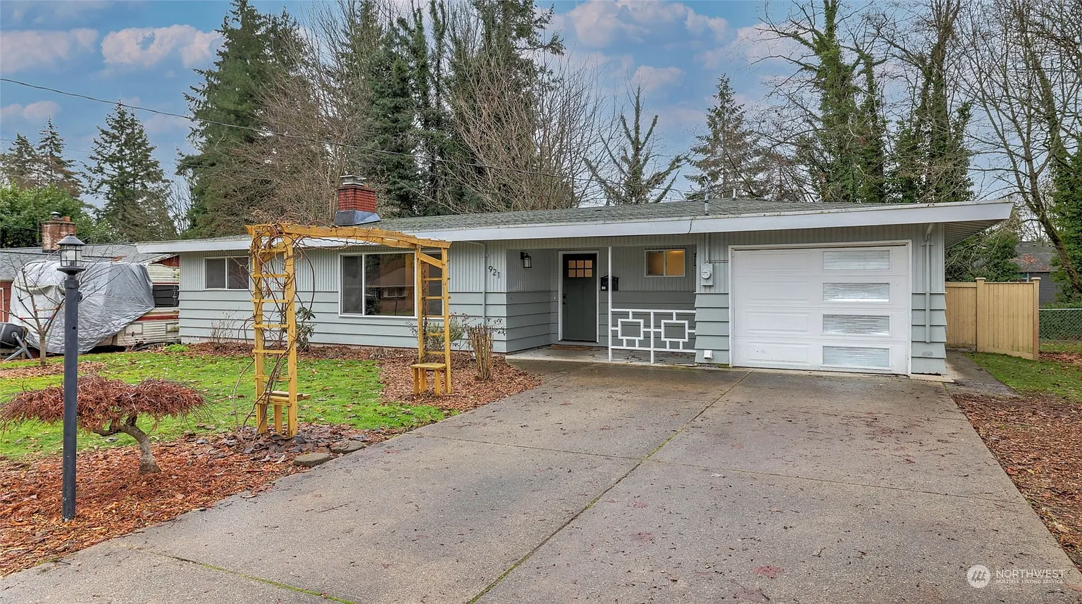 921 Hanford Avenue photo 1