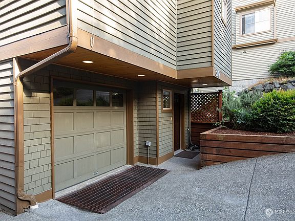 4th image of 3017 Humes Place W