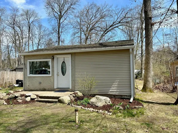 4720 Hickory Dr, Highland, MI 48356