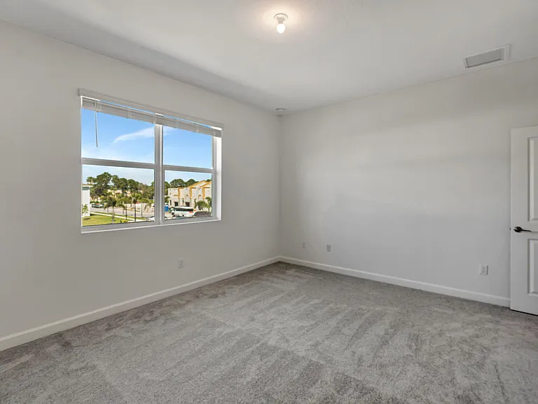 539 SE Rivergrass St — Photo 17