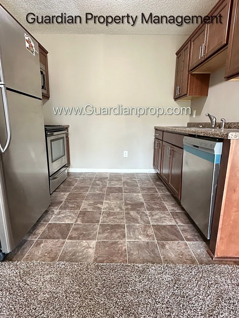 Champlin Town Home, 2 Car Garage, Balcony, Dishwasher, Washer/Dryer — Photo 3