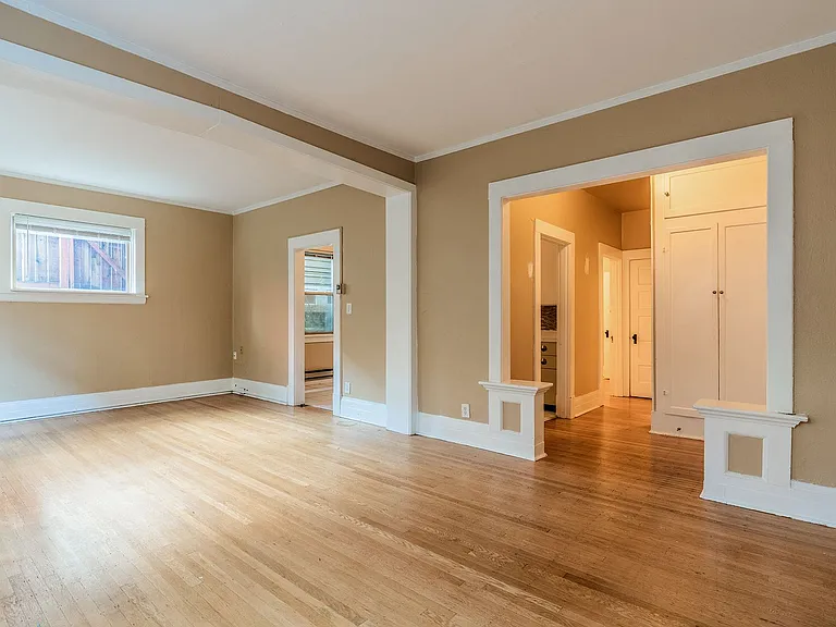 Carlyle Apartments — Photo 13