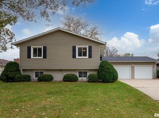 807 W Iowa St, Eldridge, IA 52748