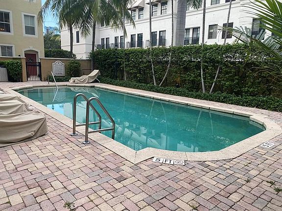 2nd image of 580 Sapodilla Ave APT 203