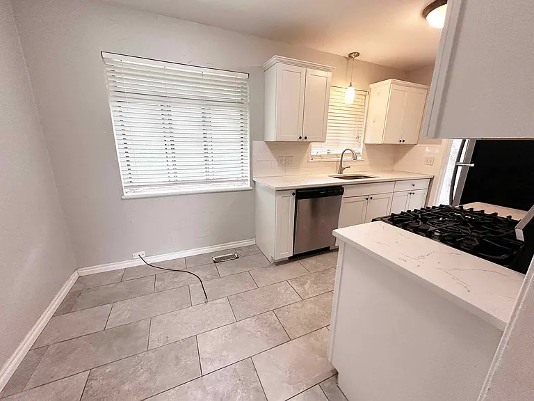 4307 N Indiana Ave — Photo 5