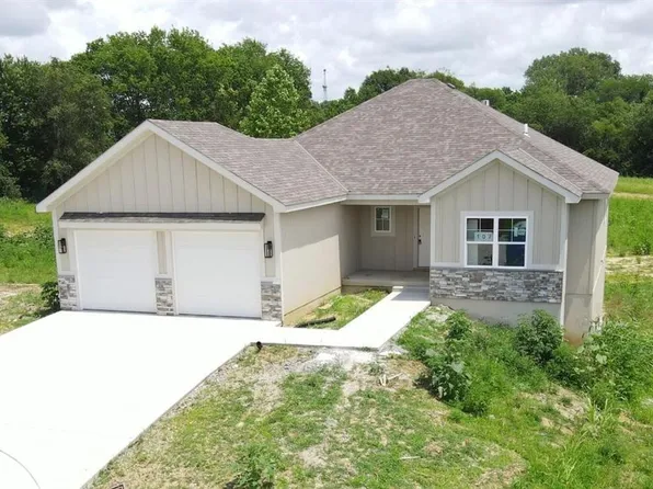 107 Johnson Cir, Dearborn, MO 64439