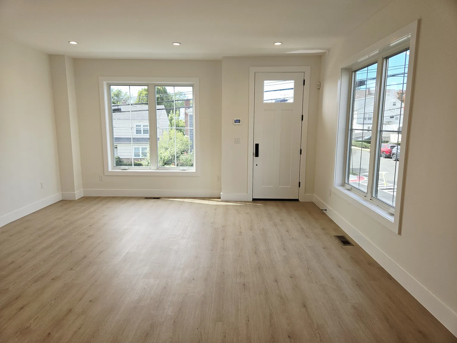 4 bed, 3.5 bath, 2550 sqft, $8,500 — Photo 2