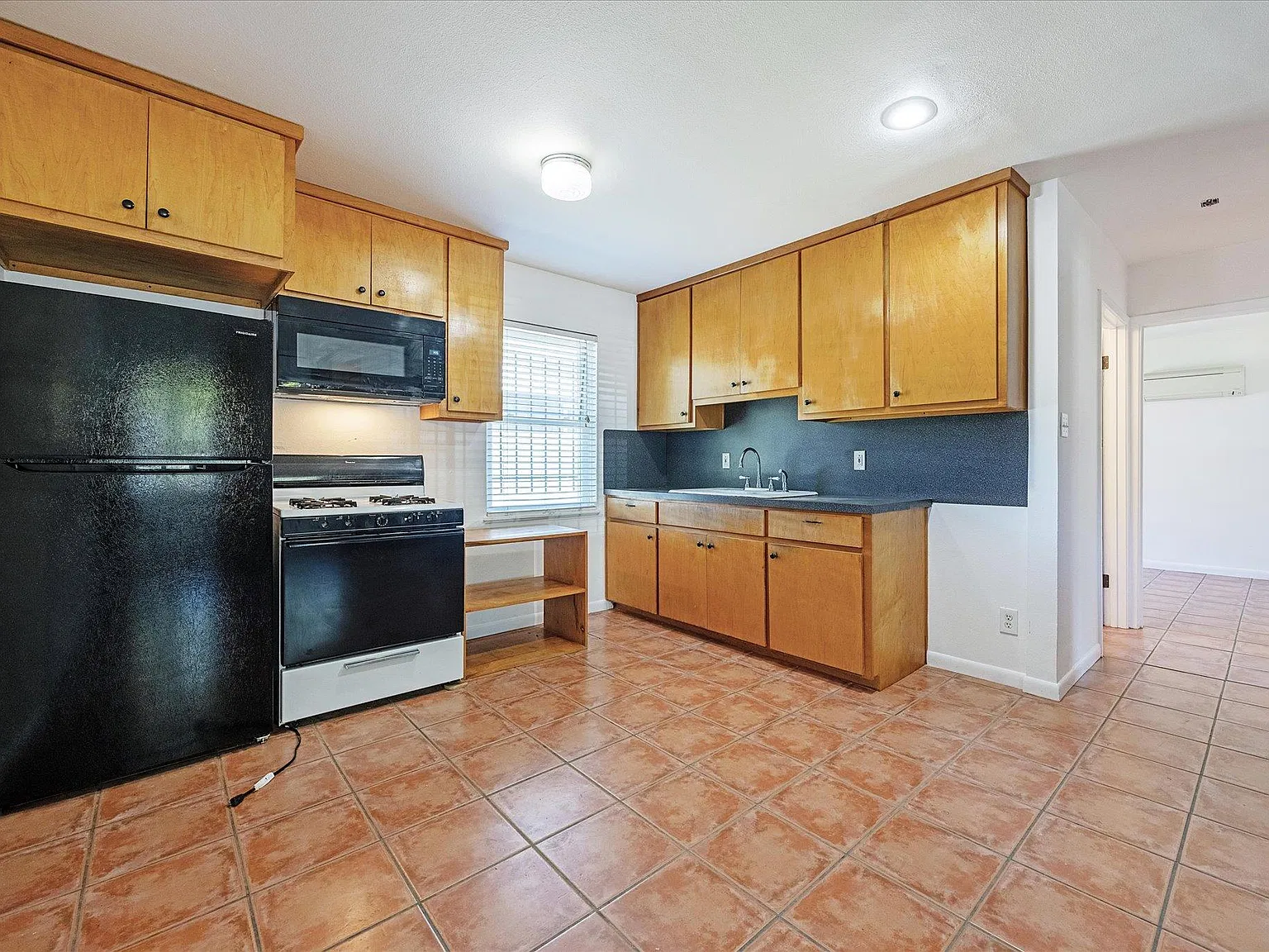 2 bed, 1.0 bath, 1310 sqft, $1,400 — Photo 4
