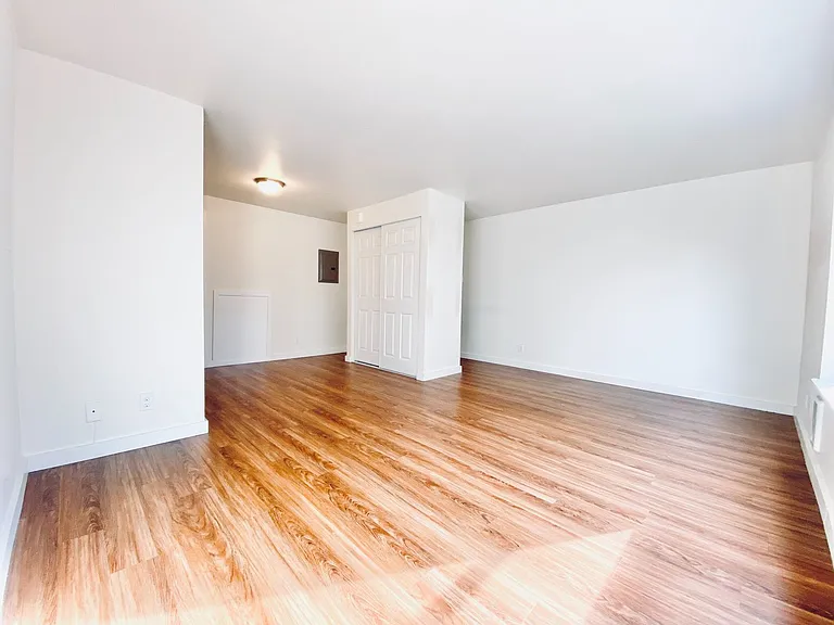 515 East Denny Apartments — Photo 14