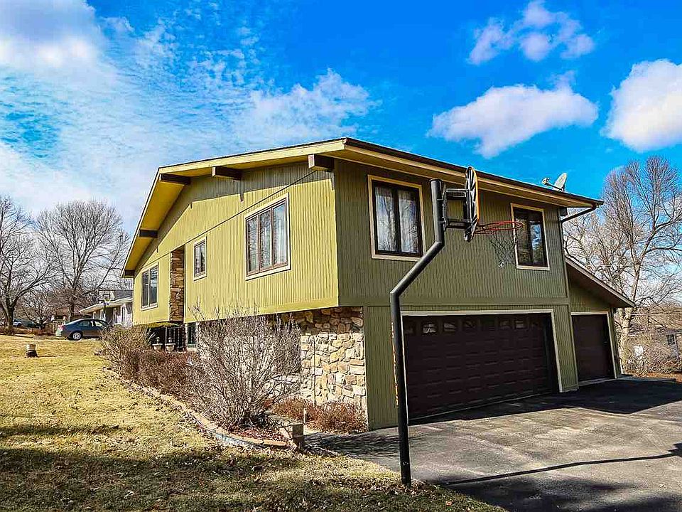 1st image of 121 Oreole Dr NE