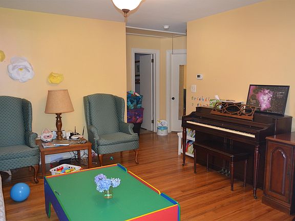 2nd image of 121 White Oak Dr