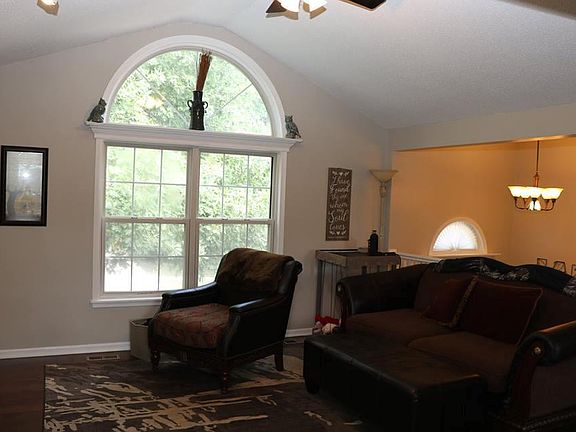 5th image of 906 Hereford Dr
