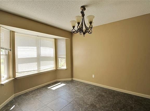 4th image of 2816 Williamsburg Dr